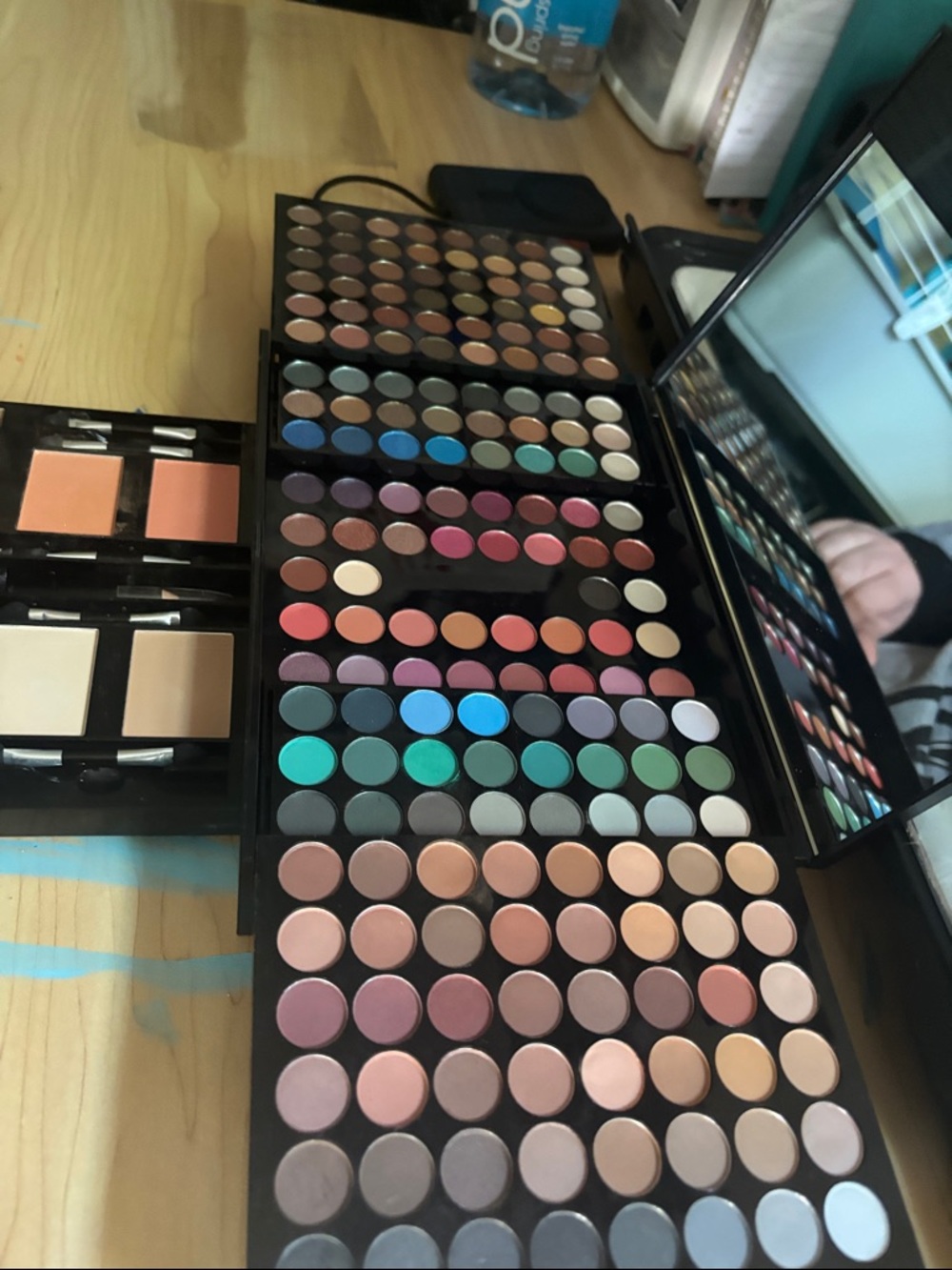 Eyeshadow Palette Set in Multi-Color - Versatile Makeup Collection - Picture 2 of 5